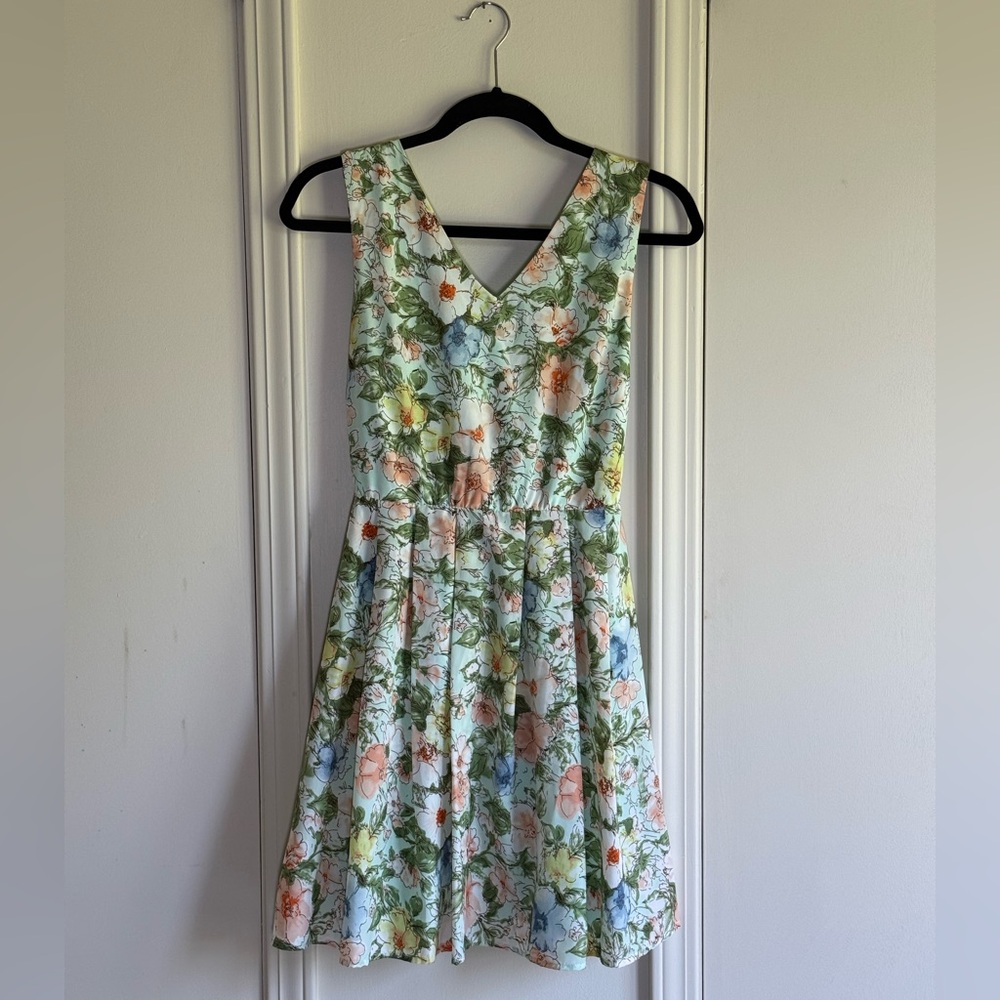 Pastel Floral Sleeveless Dress with Backless Design